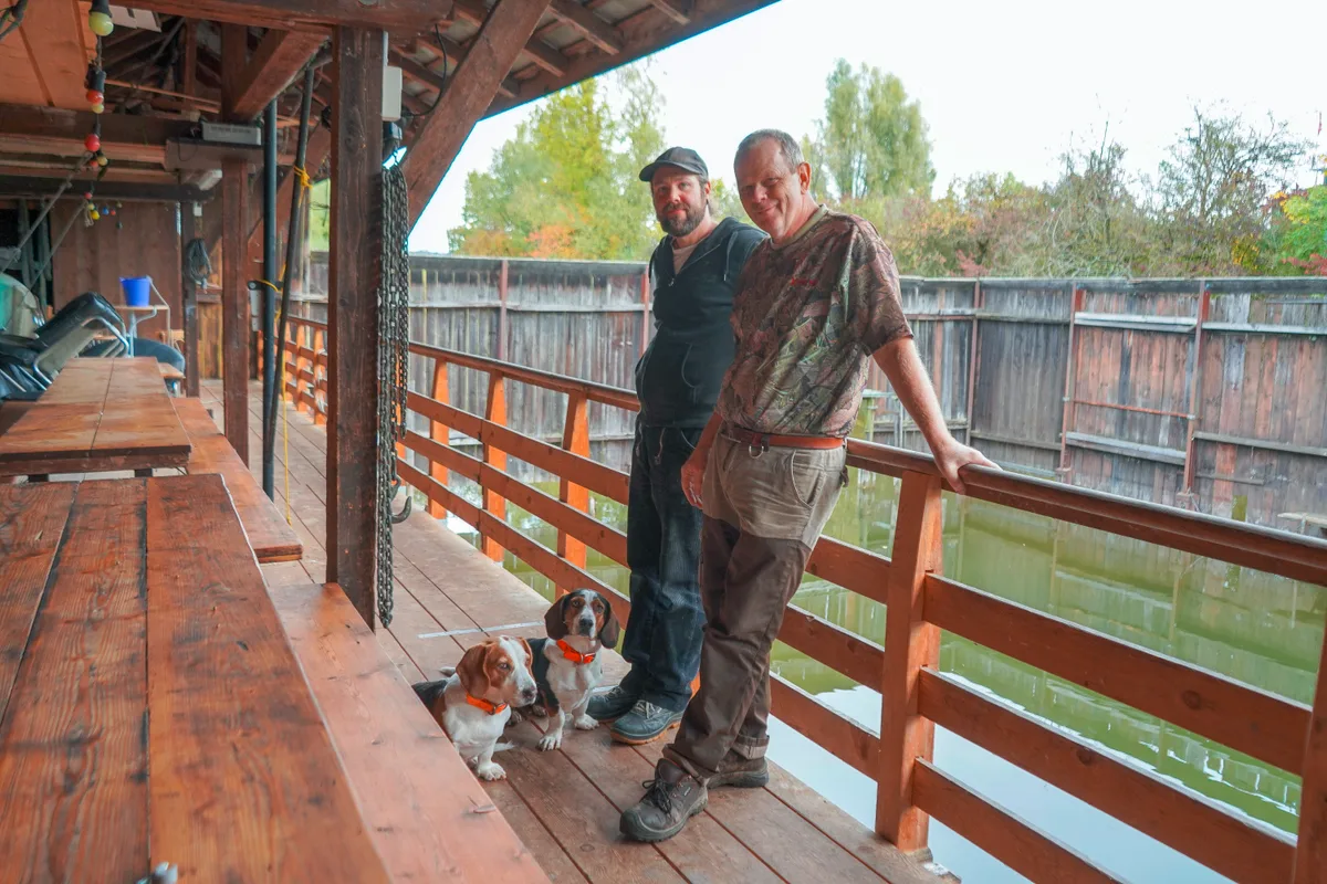 Vitus Mändli (links) und Simon Egloff in der alten Badi Robenhausen